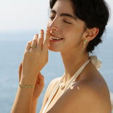 „Wisteria Whisper“ Flower Bar Peridot Silberohrringe