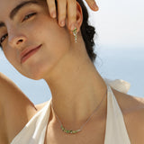 „Wisteria Whisper“ Flower Bar Peridot Silberohrringe