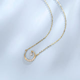 „Lunar Dream“ Halskette aus 14-karätigem Gelbgold mit Mondmotiv und im Labor gezüchtetem Diamanten (0,076 ct).