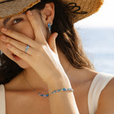 „Wisteria Whisper“ Flower Bar Armband aus blauem Topas und Silber
