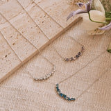 „Wisteria Whisper“ Flower Bar Halskette mit blauem Topas und Silber