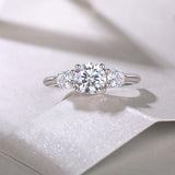 FANCIME Dreistein-Ring aus runden Moissaniten in Sterlingsilber
