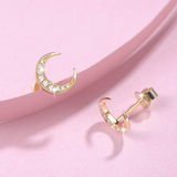 Ohrstecker aus 14-karätigem Gelbgold mit funkelnden weißen Diamanten im Mond-Design